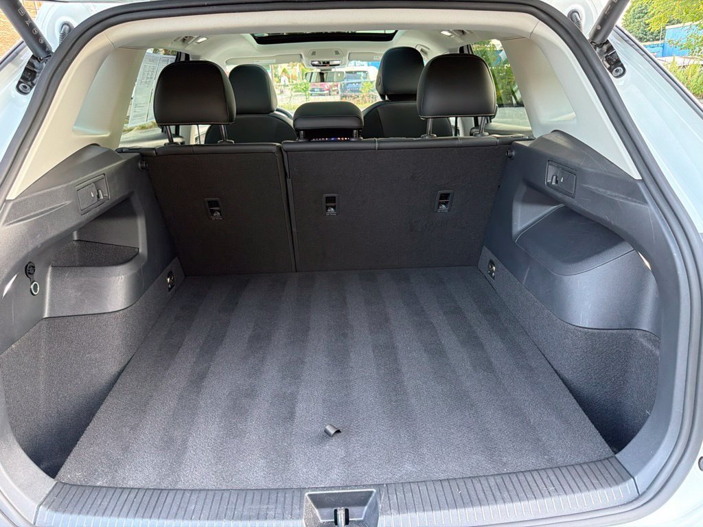 Used 2025 Volkswagen Tiguan SE w/ Panoramic Sunroof Package AWD/4WD image 30