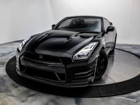 Used 2013 Nissan GT-R Premium image 3