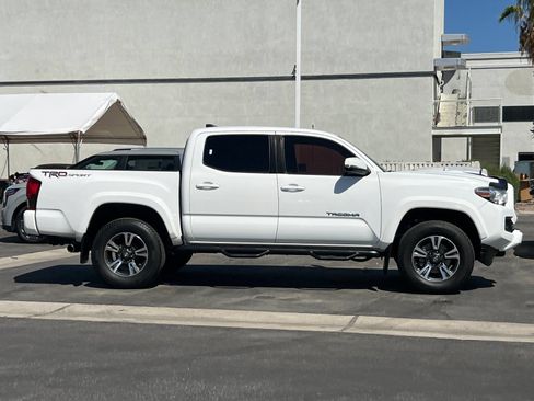 Used 2018 Toyota Tacoma TRD Sport w/ Technology Package RWD image 2
