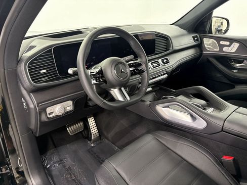 Used 2025 Mercedes-Benz GLS 580 4MATIC image 9