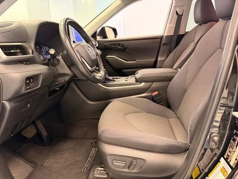 Used 2023 Toyota Highlander LE FWD image 12