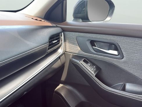 Used 2023 Nissan Rogue SV FWD image 13