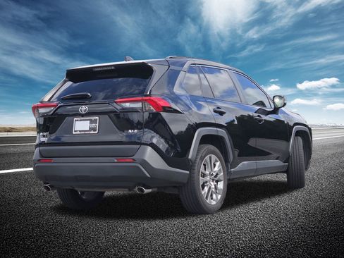 Used 2019 Toyota RAV4 XLE Premium FWD image 15