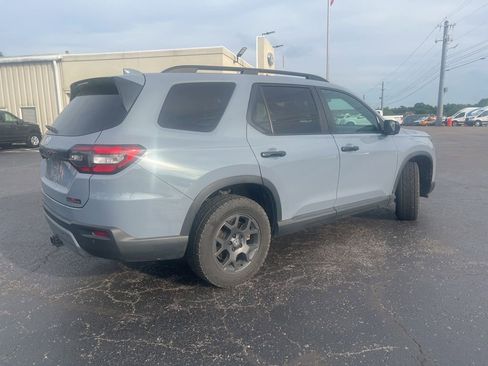 Used 2025 Honda Pilot TrailSport image 3