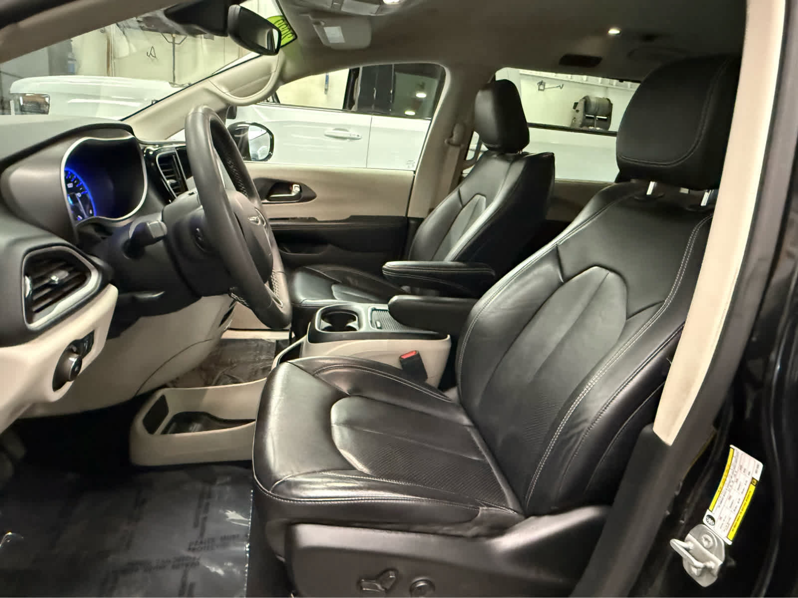 Used 2022 Chrysler Pacifica Touring-L FWD image 10