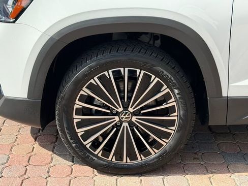 Certified 2025 Volkswagen Taos SE FWD image 11