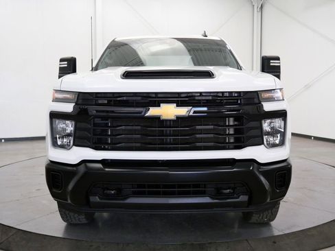 Used 2024 Chevrolet Silverado 2500 W/T AWD/4WD image 2