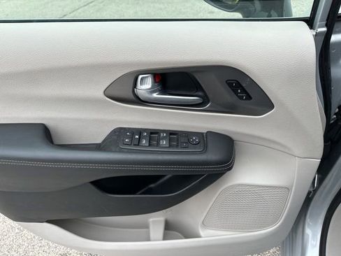 Used 2024 Chrysler Pacifica Touring-L FWD image 19