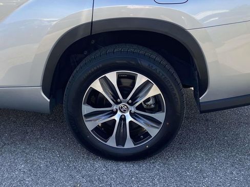 Used 2023 Toyota Highlander XLE FWD image 9
