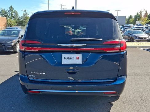 Used 2024 Chrysler Pacifica Touring-L FWD image 5
