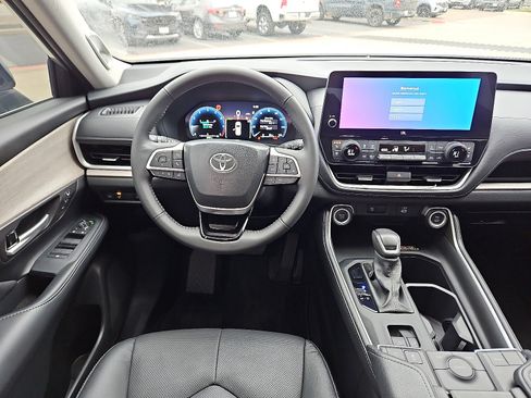 Used 2024 Toyota Grand Highlander Limited image 8
