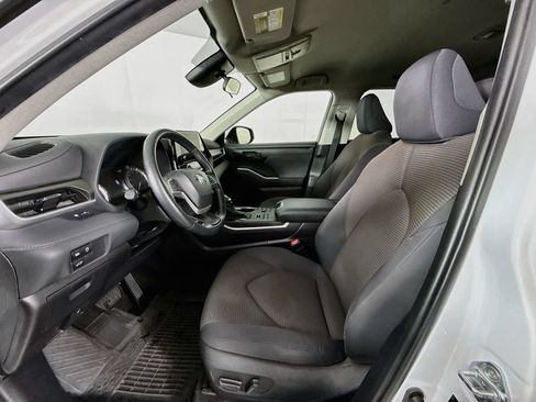 Used 2023 Toyota Highlander LE AWD/4WD image 5