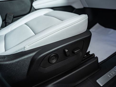 New 2025 Chevrolet Suburban Premier w/ Sun And Tow Package image 36