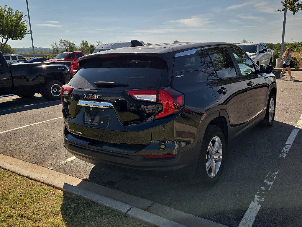 Used 2024 GMC Terrain SLE FWD image 3