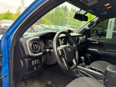 Used 2017 Toyota Tacoma TRD Off-Road w/ Tow Package AWD/4WD image 25