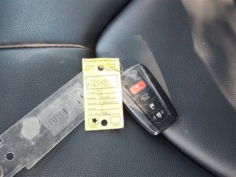 Used 2022 Toyota Highlander XLE image 36