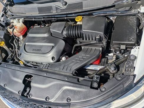 Used 2022 Chrysler Pacifica Touring-L w/ Uconnect Theater Family Group FWD image 33