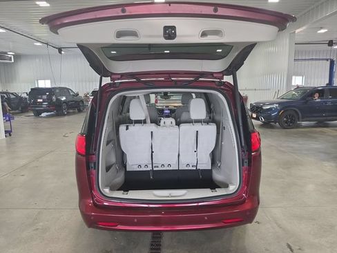 Used 2017 Chrysler Pacifica Touring FWD image 24