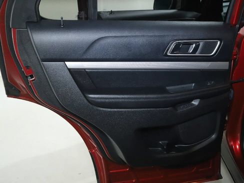 Used 2016 Ford Explorer XLT w/ Equipment Group 202A AWD/4WD image 13