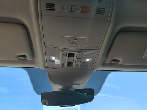 Used 2023 Volkswagen Taos SE w/ Panoramic Sunroof Package FWD image 27