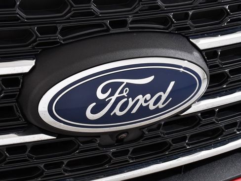 Used 2023 Ford Explorer XLT w/ Equipment Group 202A image 22