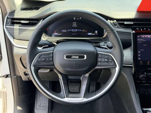 Used 2023 Jeep Grand Cherokee Limited w/ Black Appearance Package AWD/4WD image 18
