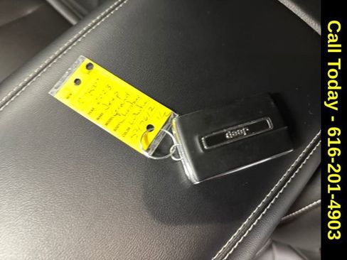 Used 2023 Jeep Grand Cherokee Limited w/ Black Appearance Package image 26