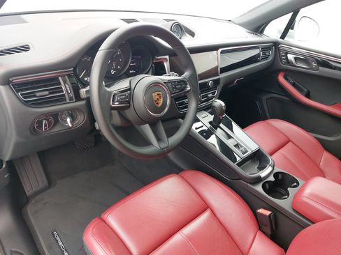 Certified 2025 Porsche Macan AWD/4WD image 18