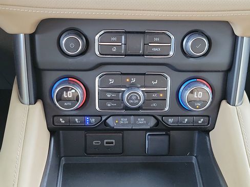 Used 2024 Chevrolet Tahoe Premier AWD/4WD image 29