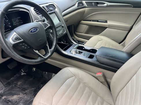 Used 2017 Ford Fusion SE w/ Fusion SE Technology Package FWD image 12