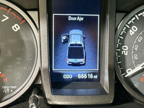 Used 2018 Toyota Tacoma TRD Off-Road w/ Technology Package AWD/4WD image 14
