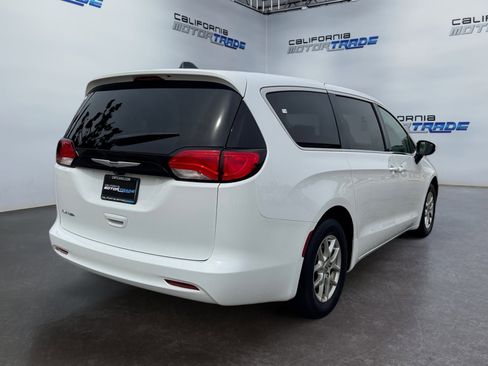 Used 2022 Chrysler Voyager LX FWD image 5