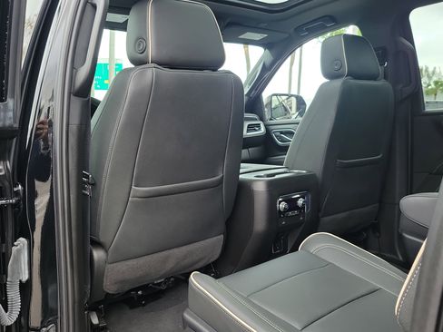 Used 2023 GMC Yukon XL SLT w/ SLT Premium Package AWD/4WD image 15