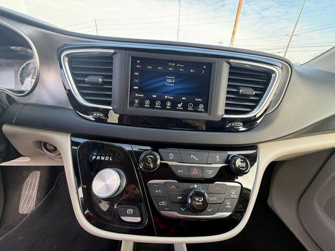 Used 2020 Chrysler Pacifica Touring-L image 16