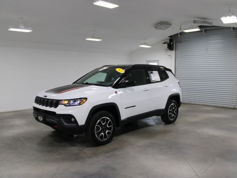 Used 2025 Jeep Compass Trailhawk AWD/4WD image 4