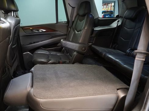 Used 2019 Cadillac Escalade Luxury AWD/4WD image 11