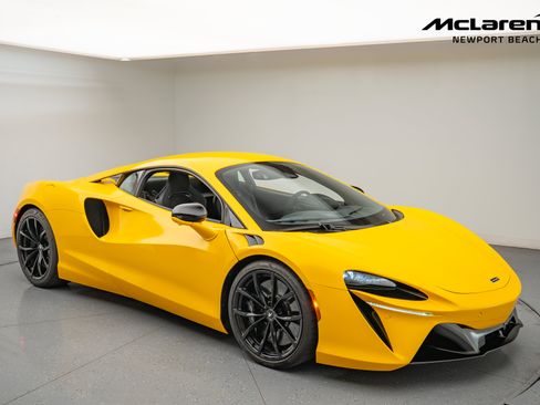 Used 2024 McLaren Artura RWD image 2