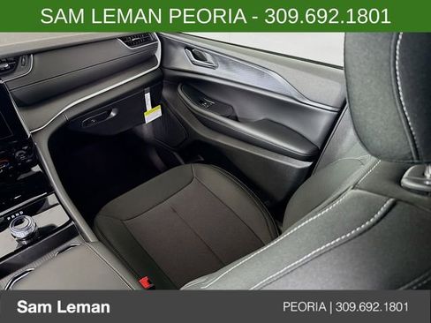 New 2025 Jeep Grand Cherokee Laredo image 21