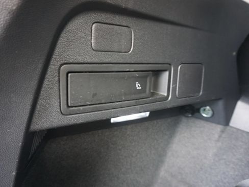 Used 2022 Volkswagen Tiguan SE FWD image 16