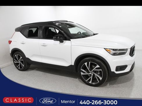 Used 2020 Volvo XC40 T5 R-Design image 1