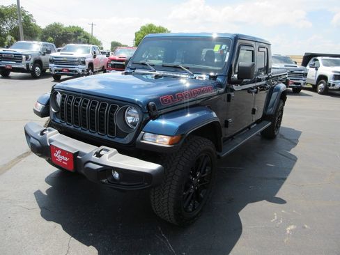 Used 2025 Jeep Gladiator Sport AWD/4WD image 13