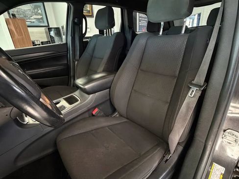 Used 2019 Jeep Grand Cherokee Laredo image 12