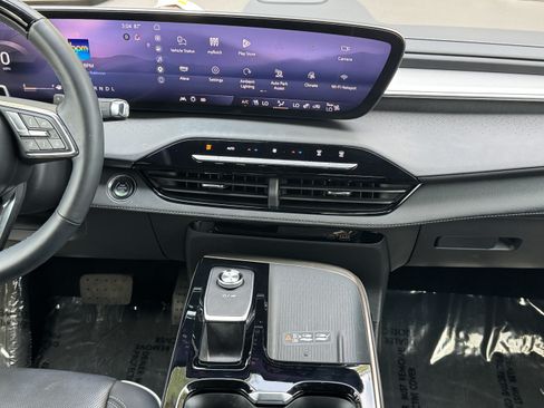 Used 2025 Buick Enclave Avenir w/ Super Cruise Package FWD image 23