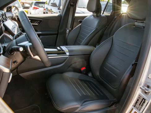 Used 2024 Mercedes-Benz GLC 300 4MATIC image 13