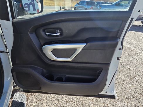 Used 2019 Nissan Titan SV w/ SV Convenience Package image 16