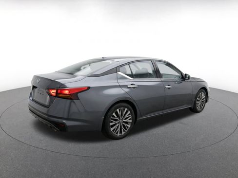 Used 2025 Nissan Altima 2.5 SV FWD image 9