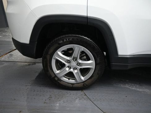 Used 2024 Jeep Compass Latitude image 16