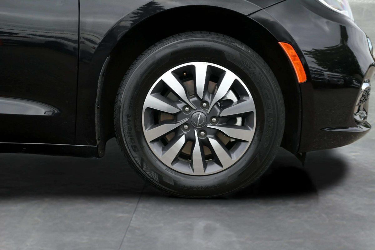 Used 2023 Chrysler Pacifica Touring-L FWD image 9