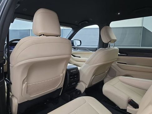 Used 2023 Jeep Grand Cherokee L Limited image 40