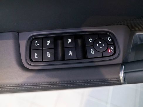 Certified 2022 Porsche Cayenne Turbo AWD/4WD image 18